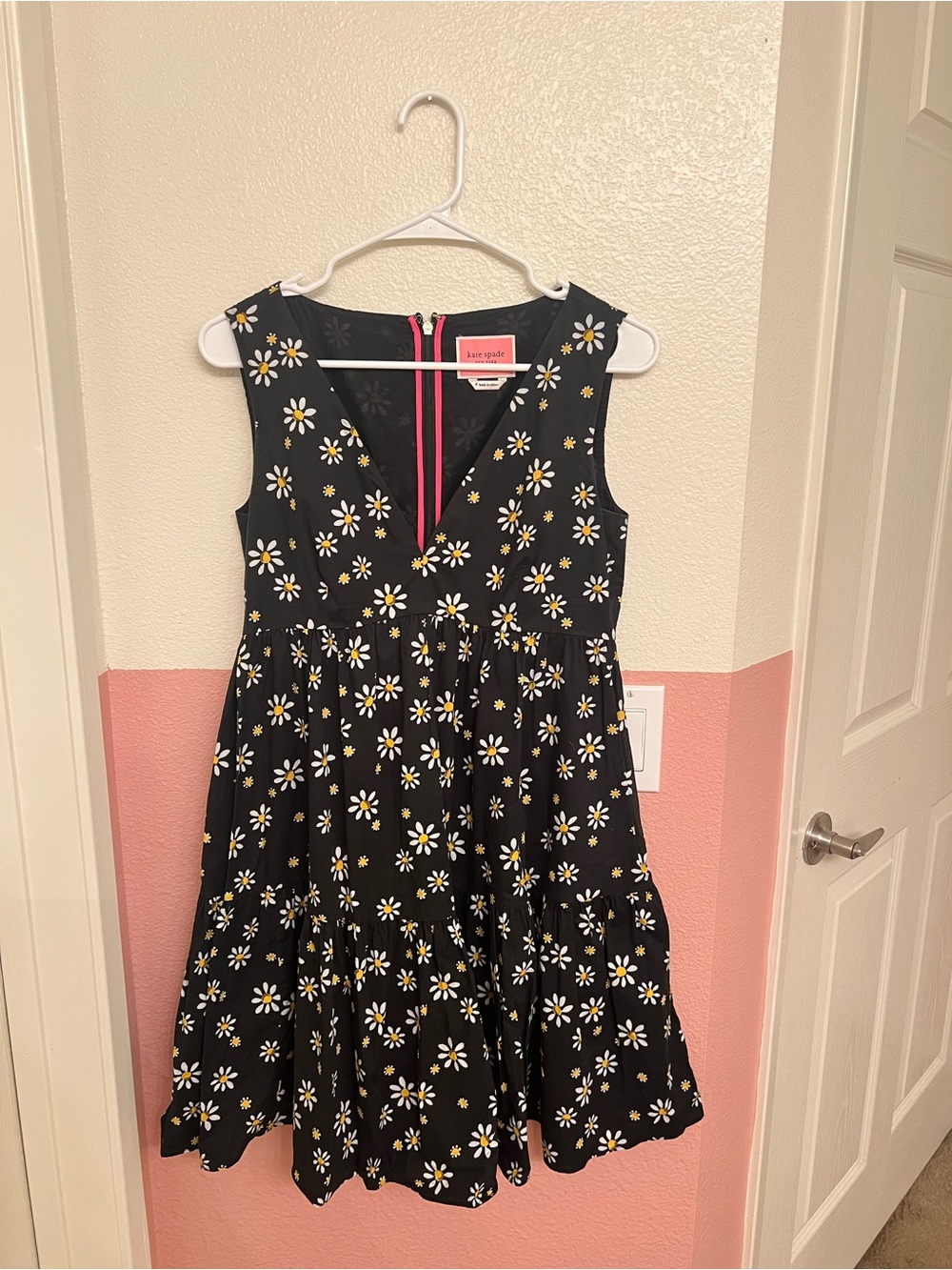 kate spade Black Daisy Print V-Neck Sleeveless Mini Dress with Pink Zip